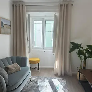 Stylish Renovated In Chiado Lisboa